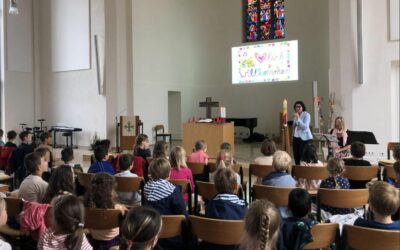 Schuljahresabschlussgottesdienst: Ein Rabe sucht Freunde