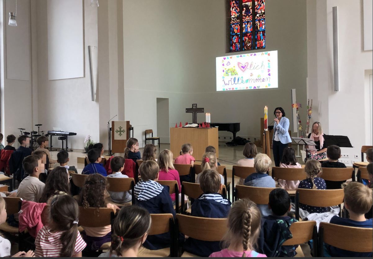 Schuljahresabschlussgottesdienst: Ein Rabe sucht Freunde