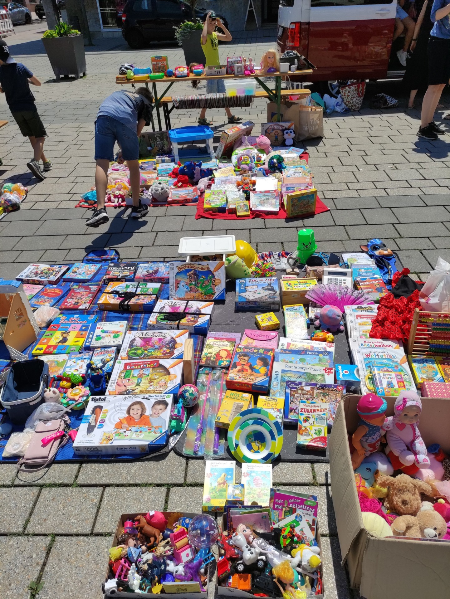 Spielzeugflohmarkt der Klassen 2a, 2b und 2c – Ein fröhlicher Nachmittag auf dem Holzgrundplatz
